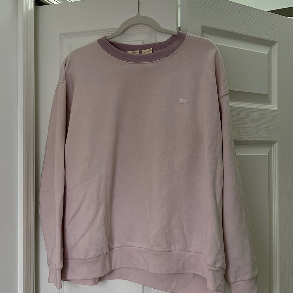 mauve two toned levi crewneck size xlarge (runs likes a medium)